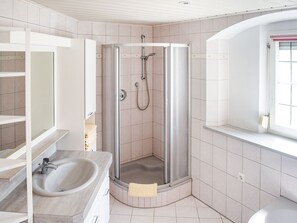 Bathroom - Apartment in Brixlegg Near Ski Juwel Slopes (Rattenberg)