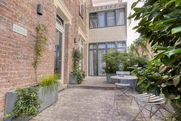 Outdoor dining - Cuty Studio in a Secret Courtyard Montmartre (1) (Paris)
