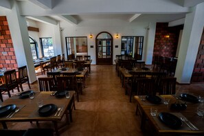 Restaurant - VAARSA (Alibag)