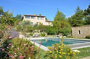 Outdoor pool - In the heart of the Grand Luberon, a SWIMMING POOL, a QUIET, comfortable home. (Castellet-en-Luberon)