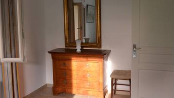 2 slaapkamers, een strijkplank/strijkijzer, reisbedje, gratis wifi