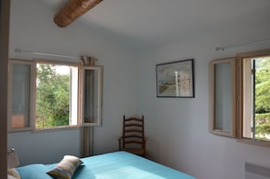 2 bedrooms, iron/ironing board, travel cot, free WiFi