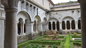 An ancient stone building with arched corridors and a well-maintained garden. - In the heart of the Grand Luberon, a SWIMMING POOL, a QUIET, comfortable home. (Castellet-en-Luberon)