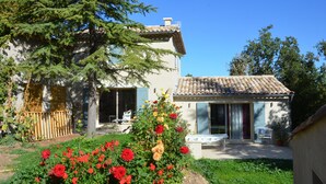 A two-story house with a garden in front. - In the heart of the Grand Luberon, a SWIMMING POOL, a QUIET, comfortable home. (Castellet-en-Luberon)
