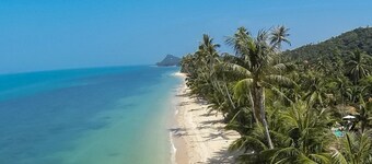 Beachside 3-Bedroom Townhouse w/ Private Pool at 70 Meters from Beach