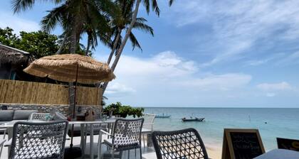 Beachside 3-Bedroom Townhouse w/ Private Pool at 70 Meters from Beach