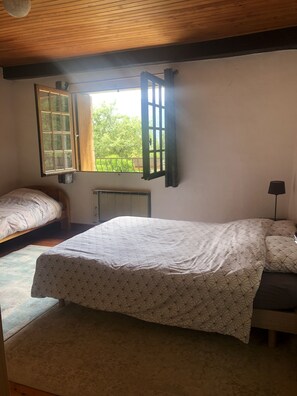 3 間睡房、可攜式嬰兒床、上網、床單