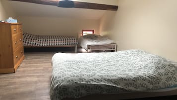 3 bedrooms, travel cot, Internet, bed sheets