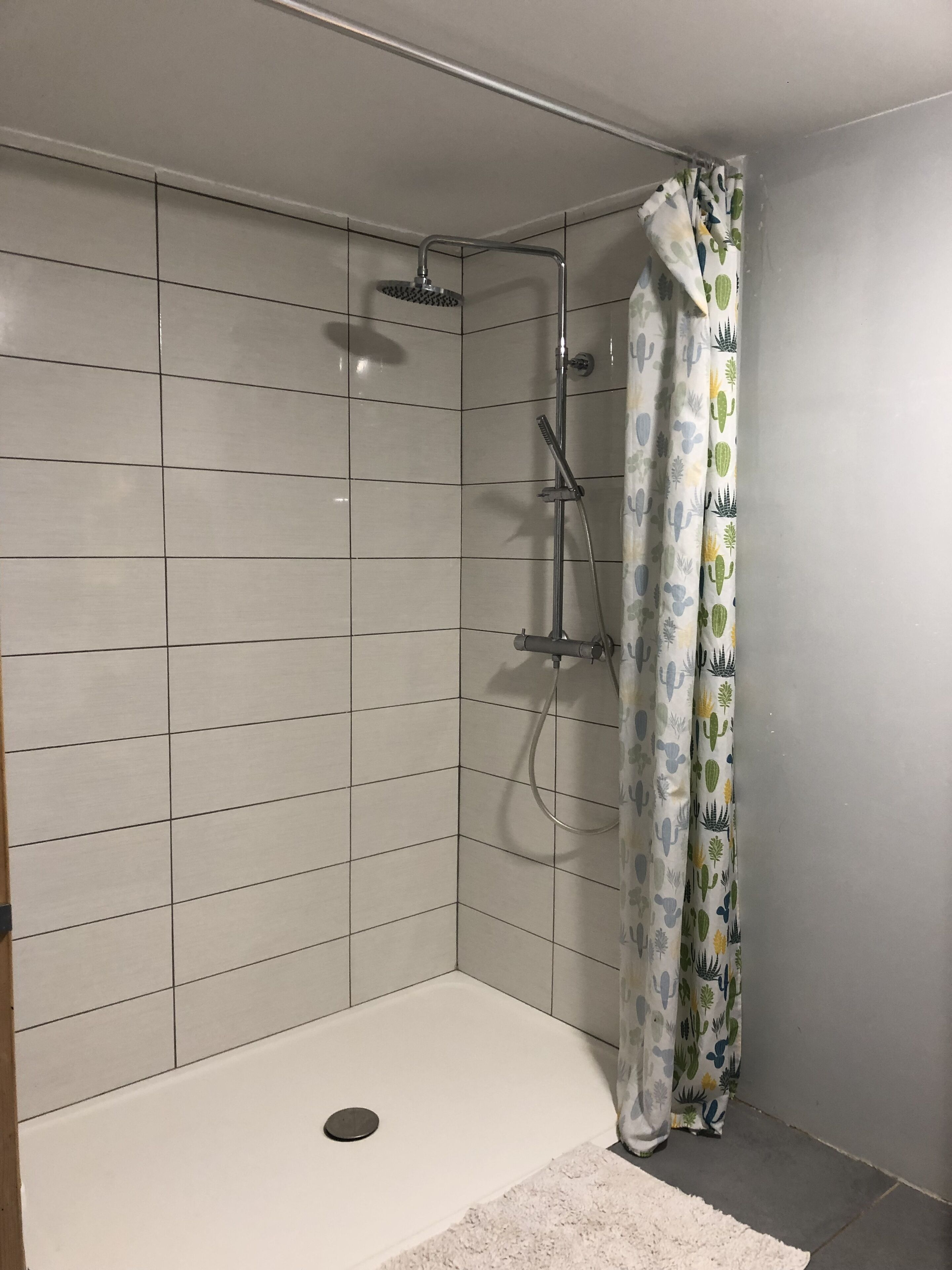 Douche, sèche-cheveux, serviettes fournies, savon