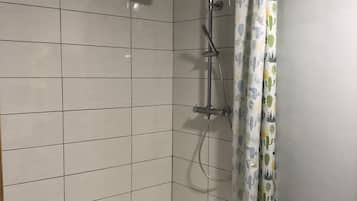 Douche, sĂšche-cheveux, serviettes fournies, savon
