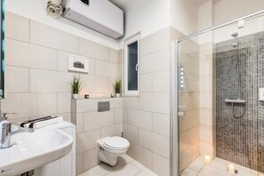 Classic Apartment | Bathroom
