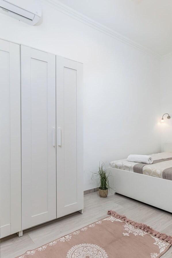 1 bedroom, blackout curtains, iron/ironing board, travel cot - Real Apartments Kertész II. (Budapest)