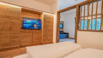 Căn hộ | 1 phòng ngủ, trang bị nội thất với thiết kế riêng biệt, bộ trải giường