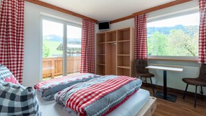House | 5 bedrooms, individually furnished, bed sheets
