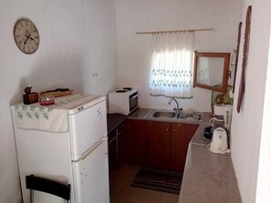 Oven, coffee/tea maker, cookware/dishes/utensils, dining tables - Traditional House in Elounda (Elounda,)