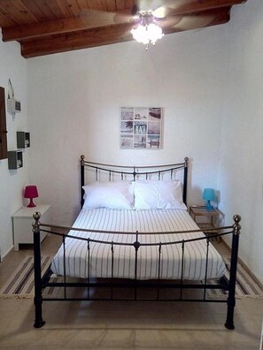1 bedroom, iron/ironing board, bed sheets - Traditional House in Elounda (Elounda,)