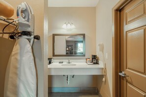 2 Queen Beds Suite Non-Smoking | Bathroom | Free toiletries, hair dryer, towels
