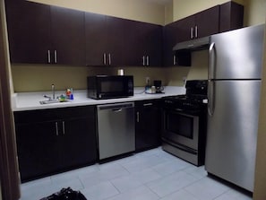 Kühlschrank, Mikrowelle, Wasserkocher mit Kaffee-/Teezubehör