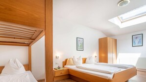 A modern bedroom with a bunk bed, a single bed, wooden flooring, and a skylight. - Apartment Neustift Near Stubai Ski Lift (Neustift Im Stubaital)