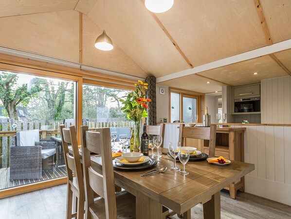 Dining - Lodge 16 (Wareham)