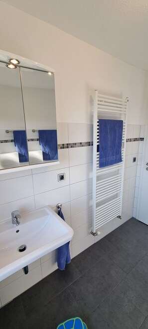 تجهيزات دش، مناشف، ورق حمّام