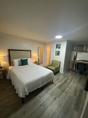 Cubrecamas, escritorio, espacio para trabajar con laptop y wifi gratis 