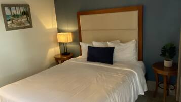Basic Studio | Down comforters, desk, laptop workspace, free WiFi