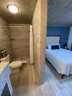 Estudio básico | 1 habitación, edredón, escritorio y espacio para trabajar con laptop