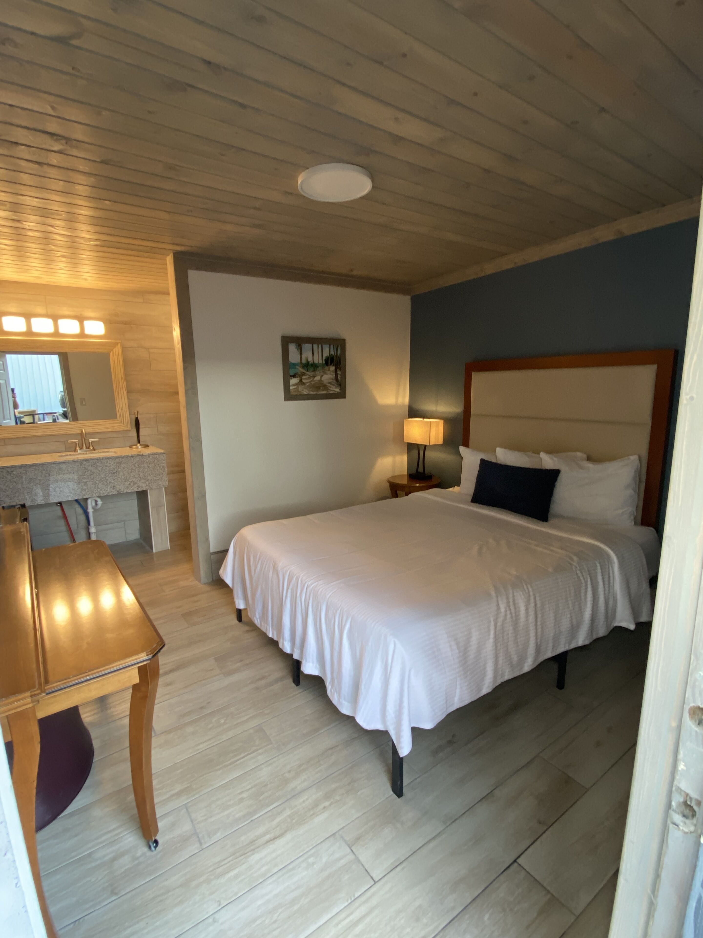 Basic Studio | Down comforters, desk, laptop workspace, free WiFi