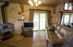 تلفزيون ذكي، مدفأة، تنس طاولة