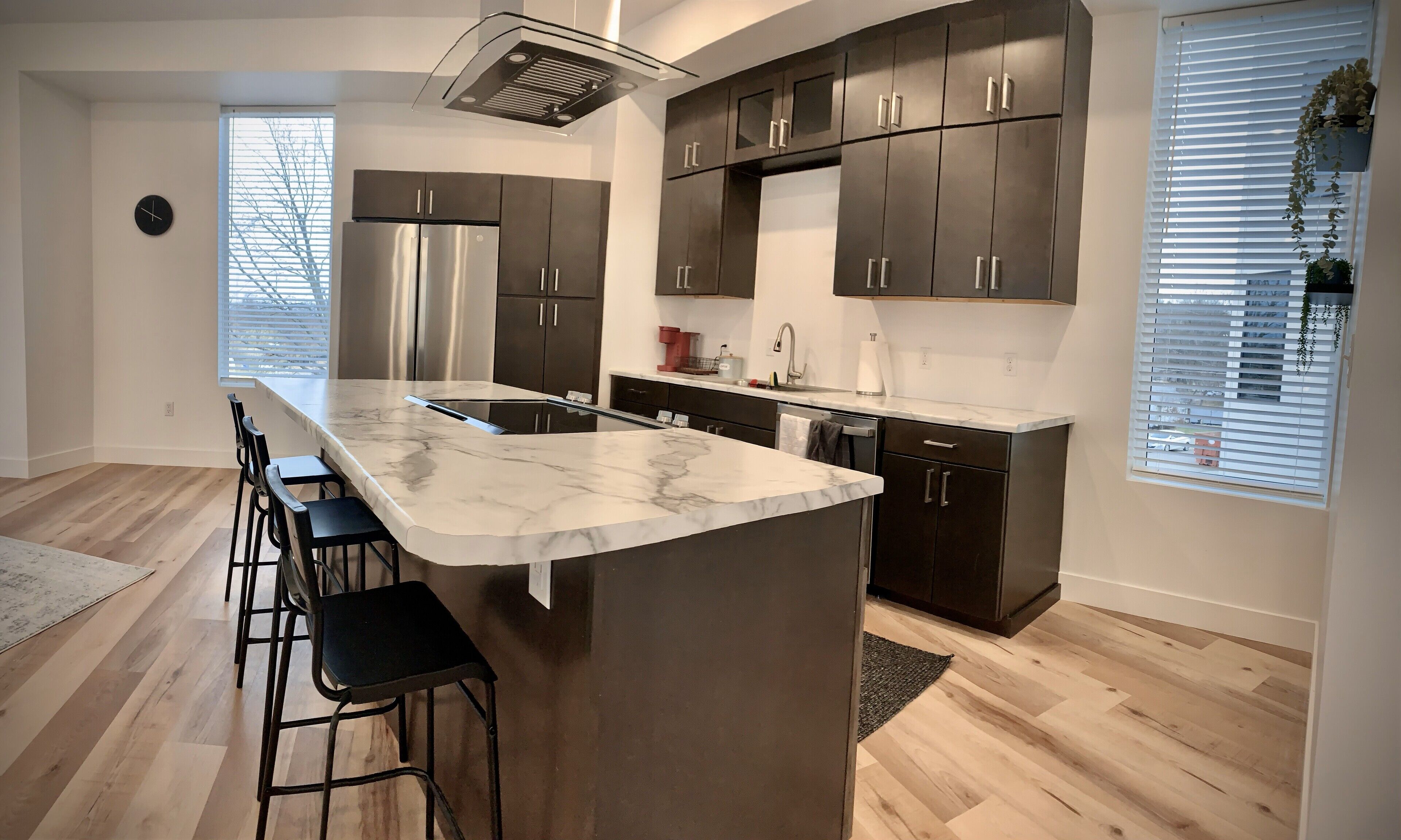 Jääkaappi, mikroaaltouuni, uuni, liesi