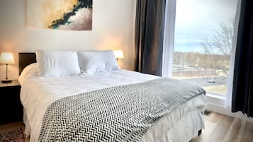 3 bedrooms, desk, travel cot, WiFi