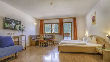 Căn hộ | 1 phòng ngủ, trang bị nội thất với thiết kế riêng biệt, bộ trải giường