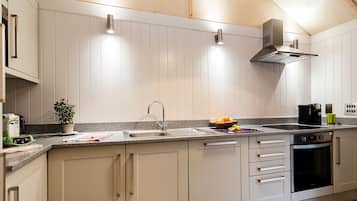 Een vaatwasser, kookgerei, borden en bestek