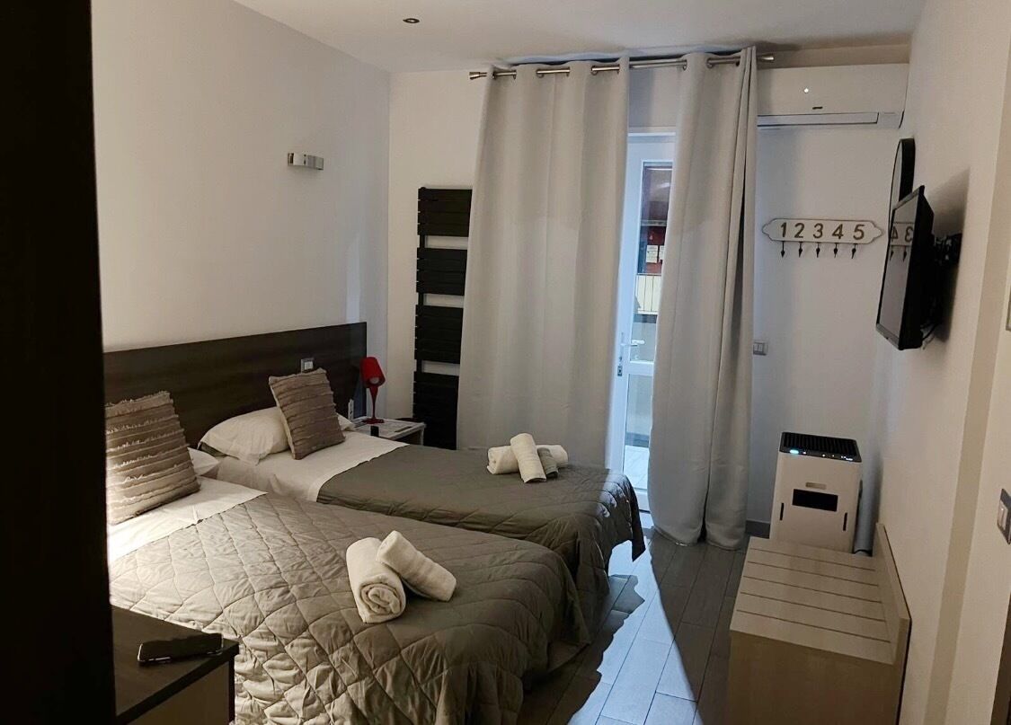 Caja de seguridad en la habitación y escritorio 