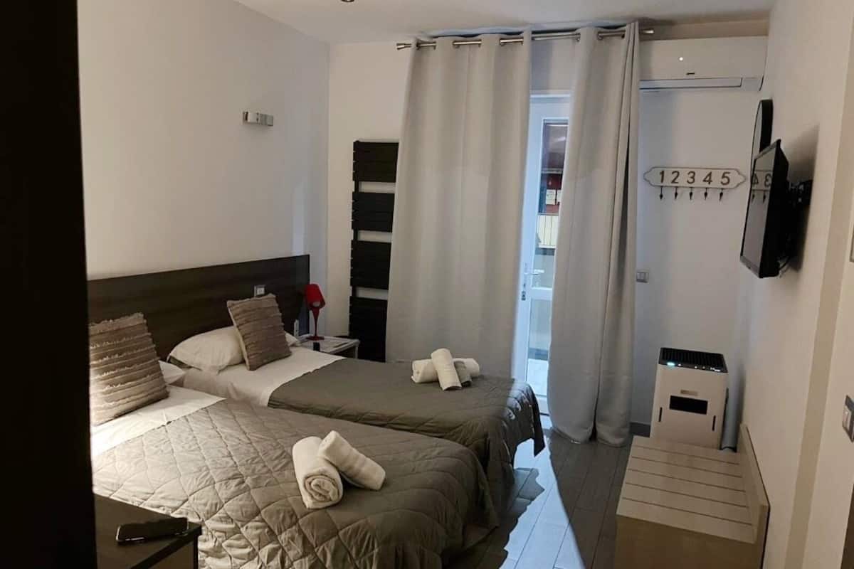 Quarto casal júnior, 2 camas de solteiro | 1 quarto, cofres nos quartos, escrivaninha, quartos à prova de som