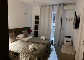 Caja de seguridad en la habitación y escritorio