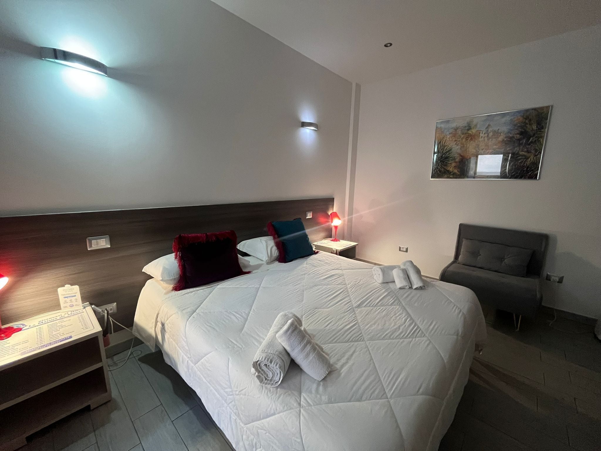 Caja de seguridad en la habitación y escritorio 