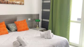 Habitación estándar, 1 cama doble | Caja fuerte, escritorio, sistema de insonorización y cunas (de pago)
