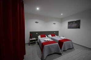 Quarto casal júnior, 2 camas de solteiro | 1 quarto, cofres nos quartos, escrivaninha, quartos à prova de som