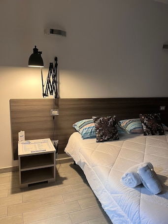 1 habitación, caja de seguridad en la habitación y escritorio