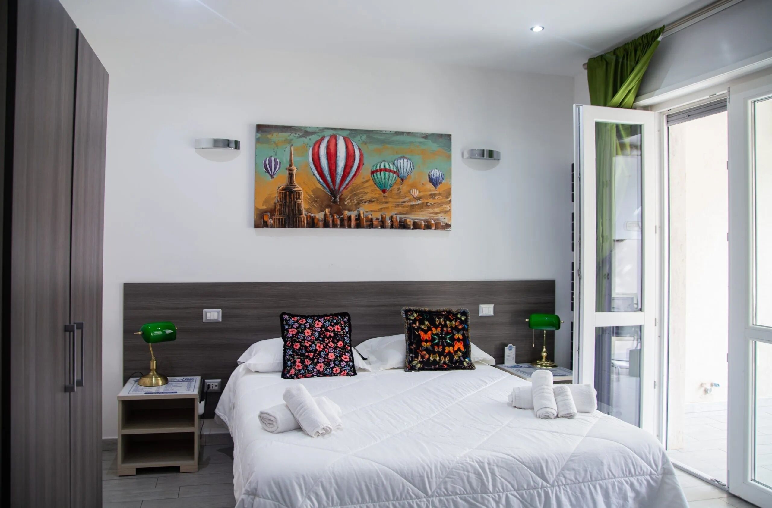 Caja de seguridad en la habitación y escritorio 