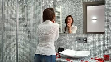 Ducha, albornoces, bidé y toallas