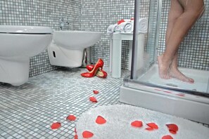 Shower, bathrobes, bidet, towels - La Maison De Monet (Brindisi)