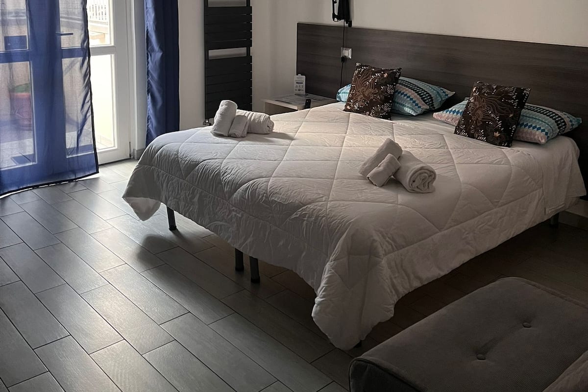 Habitació estàndard, 1 llit doble | Caixa forta a l'habitació, escriptori i habitacions insonoritzades 
