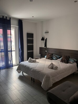 Standard Room, 1 Double Bed | In-room safe, desk, soundproofing, cribs/infant beds - La Maison De Monet (Brindisi)