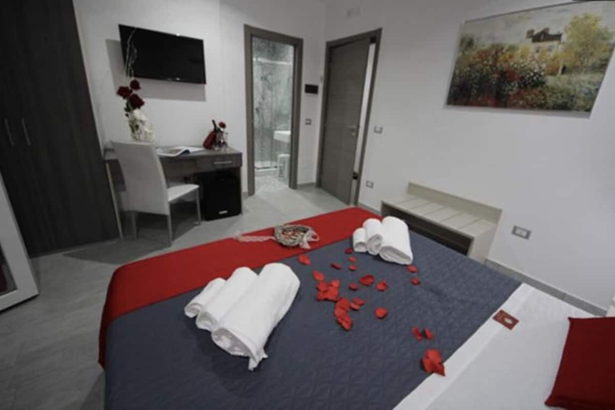 Standard Room, 1 Double Bed | In-room safe, desk, soundproofing