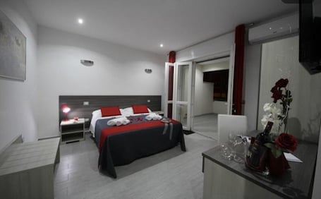Standard Room, 1 Double Bed | 1 bedroom, in-room safe, desk, soundproofing