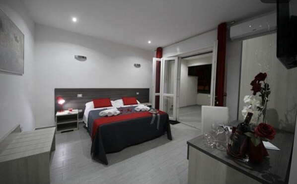 Standard Room, 1 Double Bed | 1 bedroom, in-room safe, desk, soundproofing