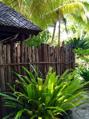 المنطقة المحيطة بالمنشأة